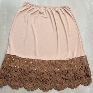 Vassarette crochet hem slip skirt
